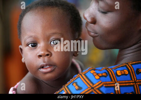 La vie du village africain. Femme avec son bébé. Lome. Le Togo. Banque D'Images