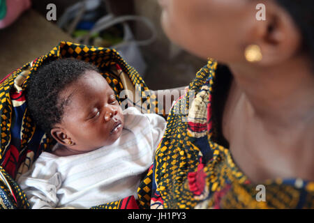 La vie du village africain. Femme avec son bébé. Lome. Le Togo. Banque D'Images