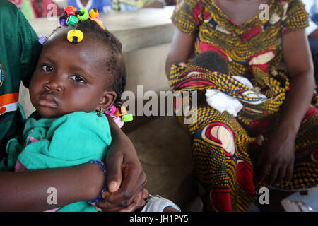 La vie du village africain. Femme avec son bébé. Lome. Le Togo. Banque D'Images