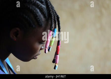 African girl wearing tresses. Lome. Le Togo. Banque D'Images