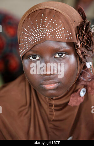 Africain girl wearing voile musulman ( hidjab ). Lome. Le Togo. Banque D'Images