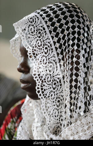 Africain girl wearing voile musulman ( hidjab ). Lome. Le Togo. Banque D'Images