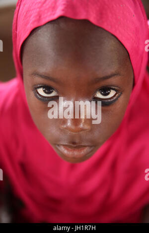 Africain girl wearing voile musulman ( hidjab ). Lome. Le Togo. Banque D'Images