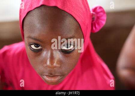 Africain girl wearing voile musulman ( hidjab ). Lome. Le Togo. Banque D'Images