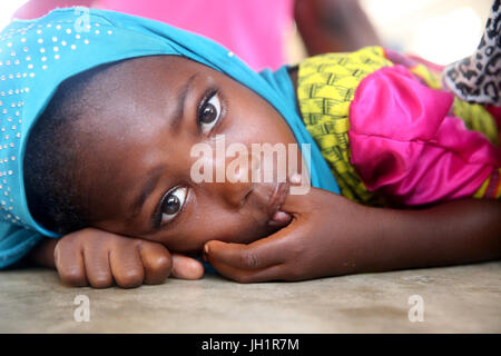 Africain girl wearing voile musulman ( hidjab ). Lome. Le Togo. Banque D'Images