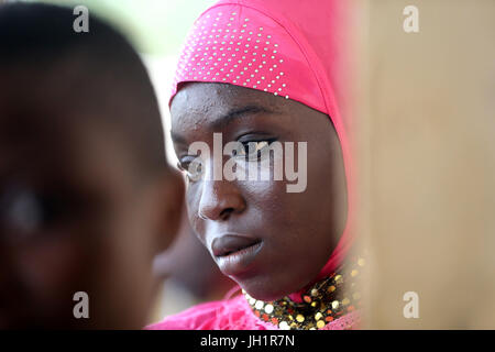 Africain girl wearing voile musulman ( hidjab ). Lome. Le Togo. Banque D'Images