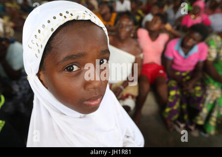 Africain girl wearing voile musulman ( hidjab ). Lome. Le Togo. Banque D'Images