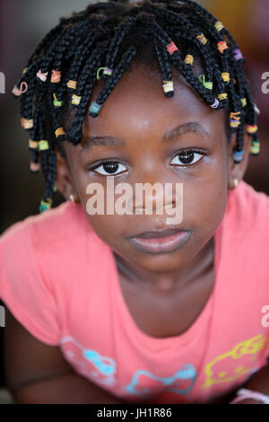 African girl wearing tresses. Lome. Le Togo. Banque D'Images