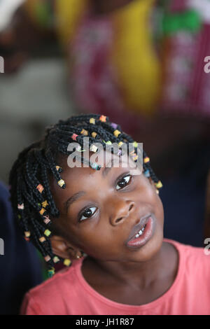 African girl wearing tresses. Lome. Le Togo. Banque D'Images