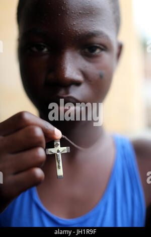 Pendentif avec Jésus Christ crucifié. Lome. Le Togo. Banque D'Images