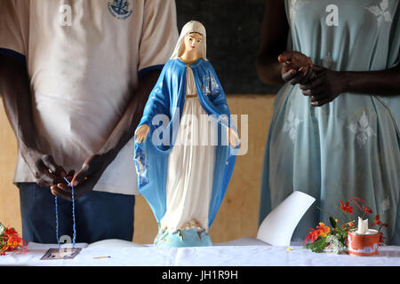 Les catholiques africains prier ensemble à l'église. Le Togo. Banque D'Images