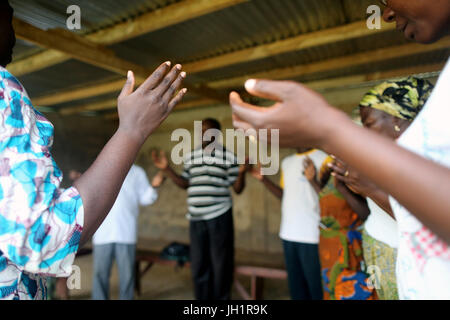 Les catholiques africains prier ensemble à l'église. Le Togo. Banque D'Images