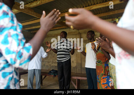 Les catholiques africains prier ensemble à l'église. Le Togo. Banque D'Images