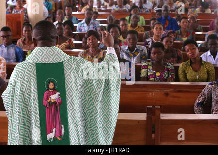 Dimanche matin messe catholique. Prêtre africain. Lome. Le Togo. Banque D'Images