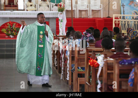 Dimanche matin messe catholique. Prêtre africain. Lome. Le Togo. Banque D'Images