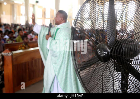 Dimanche matin messe catholique. Prêtre africain. Lome. Le Togo. Banque D'Images