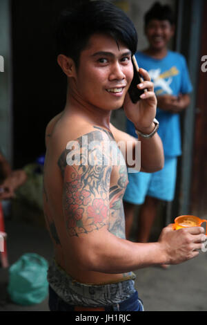 Jeune homme avec tatoos à Bangkok. La Thaïlande. Banque D'Images