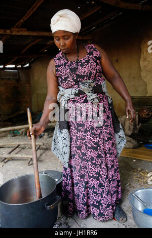 Repas préparé par un groupe de membres de l'Ouganda de Kolping. Le groupe (10 femmes et 5 hommes) gère une entreprise de restauration financée par 2,5 millions d'une LHT UGS Banque D'Images