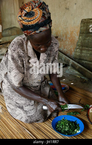 Repas préparé par un groupe de membres de l'Ouganda de Kolping. Le groupe (10 femmes et 5 hommes) gère une entreprise de restauration financée par 2,5 millions d'une LHT UGS Banque D'Images