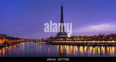 La Tour Eiffel à l'aube avec la Seine et le Port de Suffren (vue panoramique). Paris, France Banque D'Images