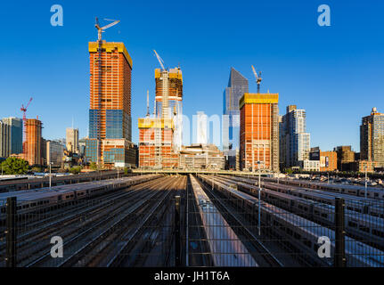 Le Hudson Yards chantier avec des rails de chemin de fer (2017). Midtown, Manhattan, New York City Banque D'Images