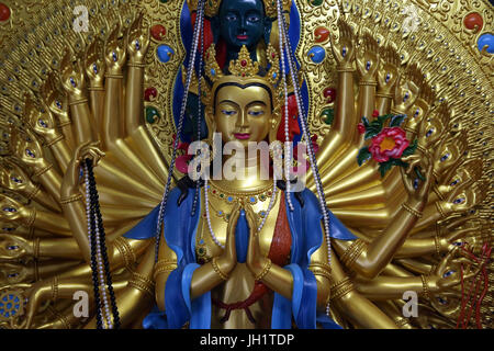 Bodhisattva Avalokitesvara. Guanyin statue ( Quan Am ). Notre annuaire d'entreprises. Le Vietnam. Banque D'Images