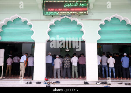 Mosquée musulman (la mosquée centrale de Saigon). Les musulmans en prière. Salat. Ho Chi Minh Ville. Le Vietnam. Banque D'Images