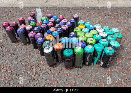 Utiliser des boîtes aérosol sur une rue, England, UK Banque D'Images