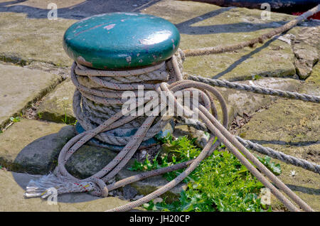 Bollard avec des cordes sur canal voyage à Hebden Bridge, yorkshire Banque D'Images