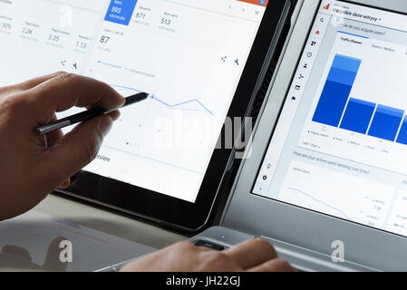 Krynica-Zdroj, Pologne - 11 juillet 2017 : l'utilisation de Google Analytics dans le bureau sur l'écran tactile de sa tablette. Google Analytics est le mos Banque D'Images