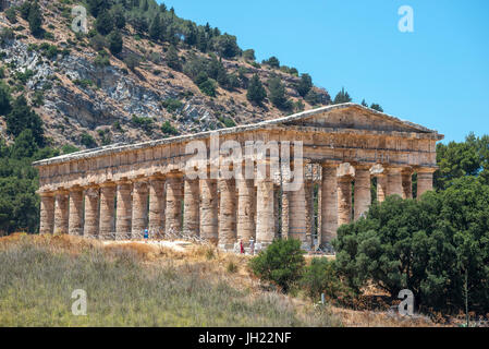 Le 5ème siècle avant J.-C. temple dorique de Ségeste, et le paysage de l'ouest de la Sicile, en Italie. Banque D'Images