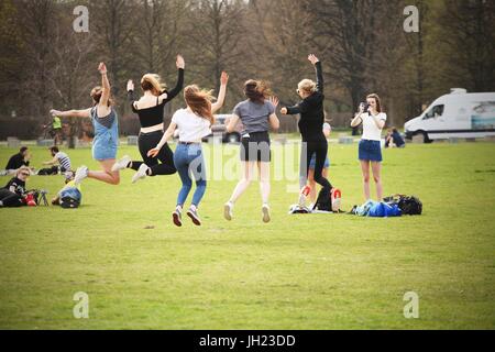 Les jeunes touristes allemands jump up pour une photo de groupe sur une voie en face du Reichstag, dans le centre de Berlin le 31 mars 2017. Cette image fait partie d'une série de photos sur le tourisme à Berlin. Photo : Wolfram Steinberg/dpa | conditions dans le monde entier Banque D'Images