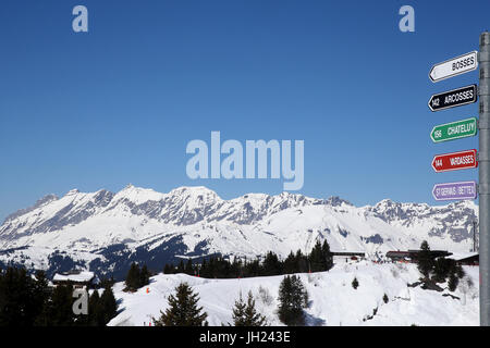 Alpes françaises. Panneau routier dans le ski. La France. Banque D'Images