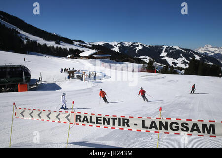 Alpes françaises. Les skieurs lents signe. La France. Banque D'Images