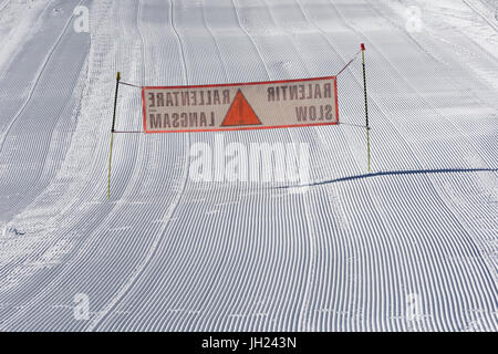 Alpes françaises. Les skieurs lents signe. Des pistes de ski entretenues. La France. Banque D'Images