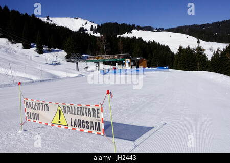 Alpes françaises. Les skieurs lents signe. Une piste de ski. La France. Banque D'Images