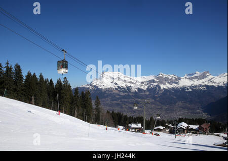 Alpes françaises. Massif du Mont-Blanc. Le ski et le Téléphérique de frais généraux. La France. Banque D'Images