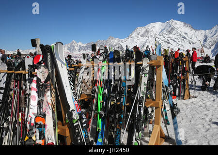 Alpes françaises. Skis et bâtons coincé dans la neige. La France. Banque D'Images