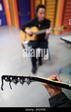 Les Houches Reggae Festival. Les joueurs de guitare. La France. Banque D'Images