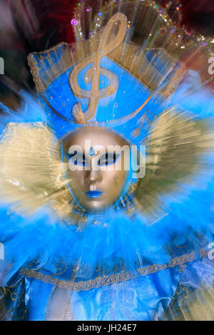 Yvoire, étiqueté Les Plus Beaux Villages de France (Les Plus Beaux Villages de France). Le carnaval vénitien. Femme portant des costumes de carnaval. Banque D'Images