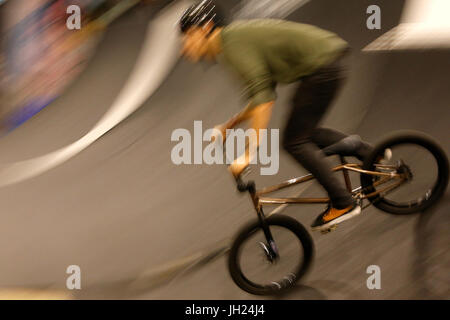 Cavalier de vélo à La Villette, Paris. La France. Banque D'Images