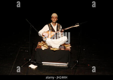 Enris Qinami musicien soufi albanais jouant le sharki sur scène. La France. Banque D'Images