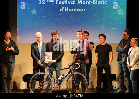 Charles Hudon, Jean-Marc Peillex, maire de Saint-Gervais-les-Bains, Les Jumeaux, Titof, Thierry FrŽmont, et Catherine Salvador Costa. Remise de prix. Banque D'Images