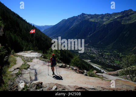 Alpes françaises. Massif du Mont Blanc. Les promeneurs sur un chemin au-dessus de la vallée de Chamonix. La France. Banque D'Images