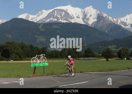 Alpes françaises. Massif du Mont Blanc. Man riding bicycle sur une route ; France. Banque D'Images