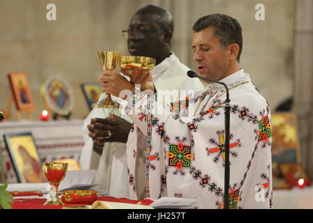 Messe célébrée par un grec-melkite (catholique) et un des prêtres catholiques dans l'église Sainte Foy, Conques, Eure. La France. Banque D'Images