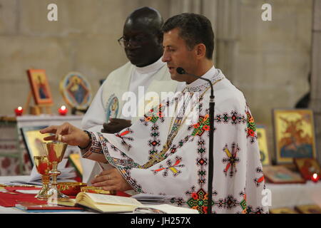 Messe célébrée par un grec-melkite (catholique) et un des prêtres catholiques dans l'église Sainte Foy, Conques, Eure. La France. Banque D'Images