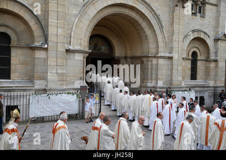 Deacon à Notre Dame d'ordinations du Travail, de l'église de Paris. Procession d'entrée. La France. Banque D'Images