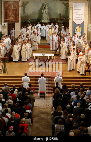 Deacon à Notre Dame d'ordinations du Travail, de l'église de Paris. La France. Banque D'Images