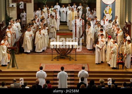 Deacon à Notre Dame d'ordinations du Travail, de l'église de Paris. La France. Banque D'Images